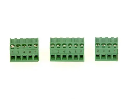 Drei grüne Anschlussklemmen von Bosch, jeweils mit mehreren Anschlüssen, nummeriert und für elektrische Verbindungen geeignet.